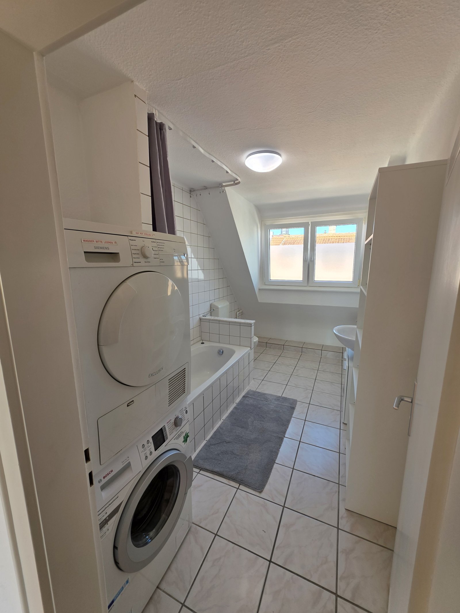 Badezimmer mit Waschmaschine unf Trockner Badezimmer mit Waschmaschine unf Trockner