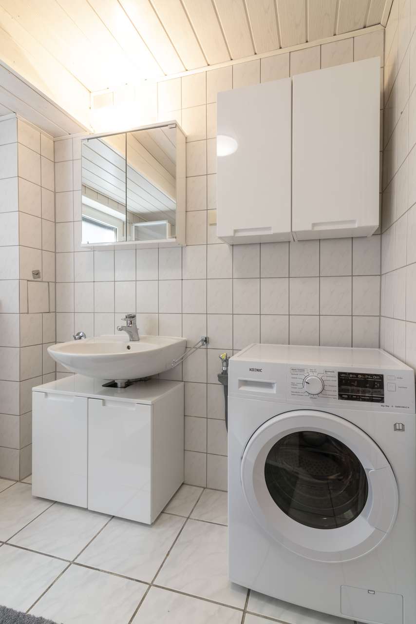 Badezimmer mit Waschtrockner
